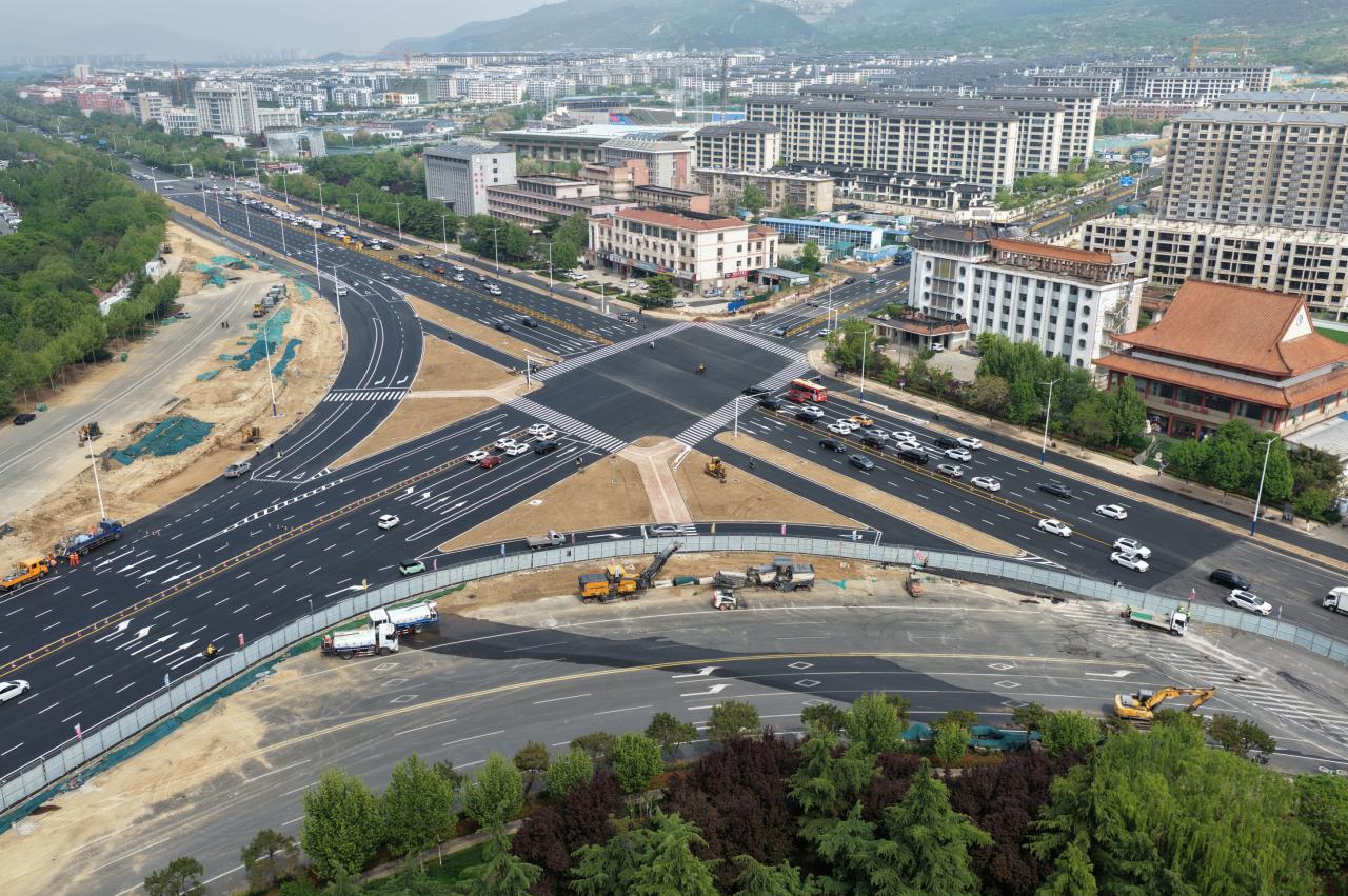 【道路改造】长城路与东岳大街路口机动车道及非机动车道通车