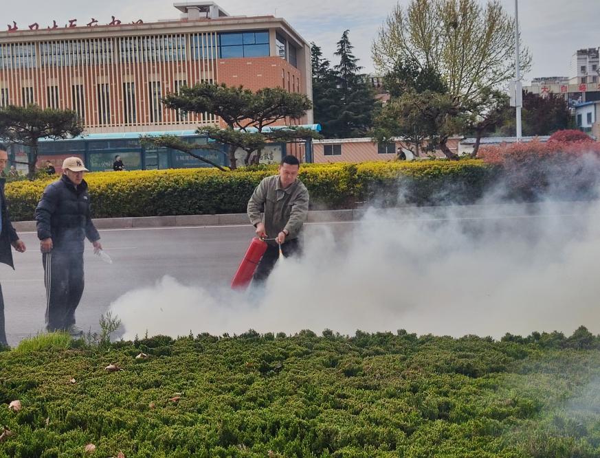 【见义勇为】泰山城区热力有限公司职工挺身而出  扑救货车火情